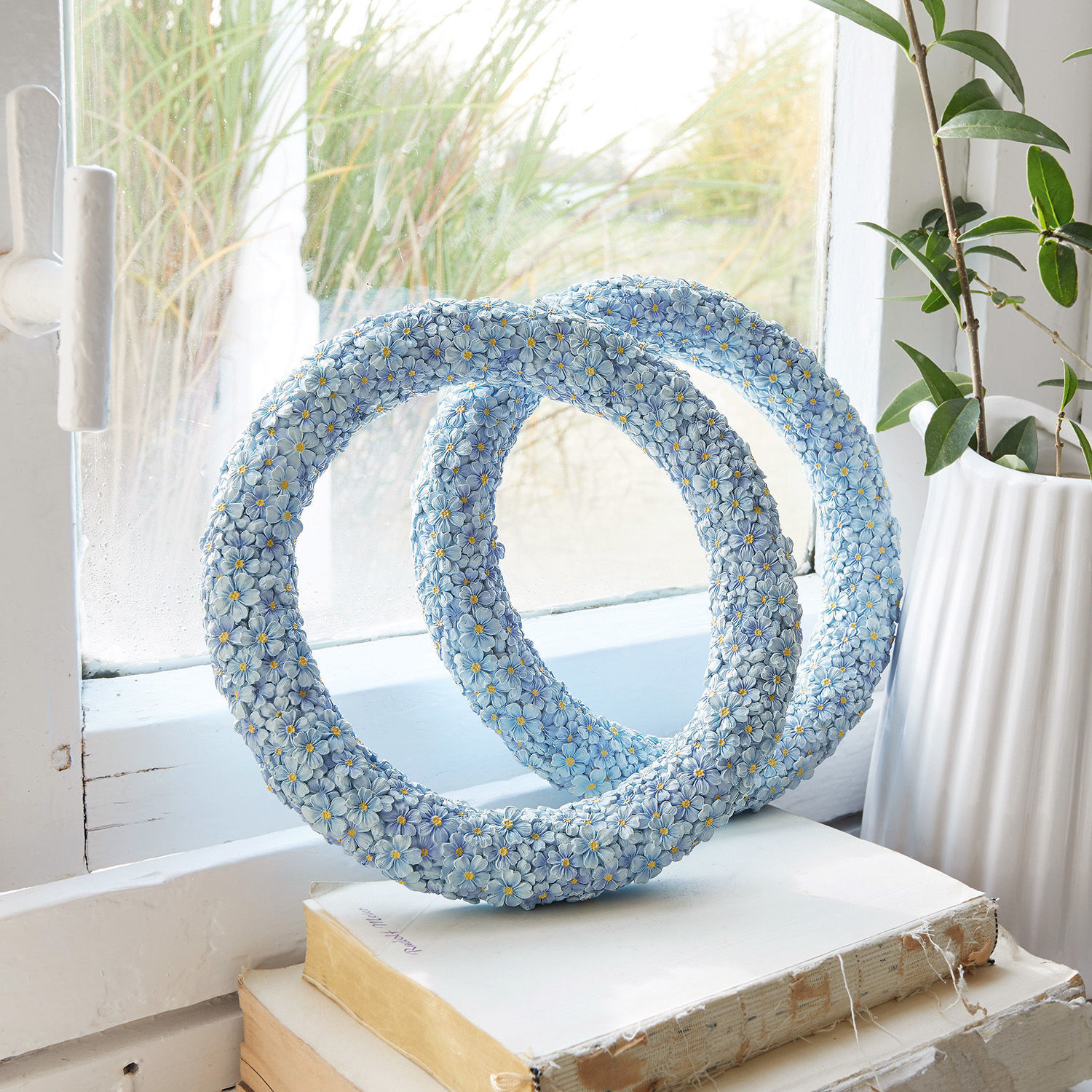 Coppia di ghirlande Rigaud Scultura decorativa blu con fiori in resina su libri vicino alla finestra, ornamento per la casa