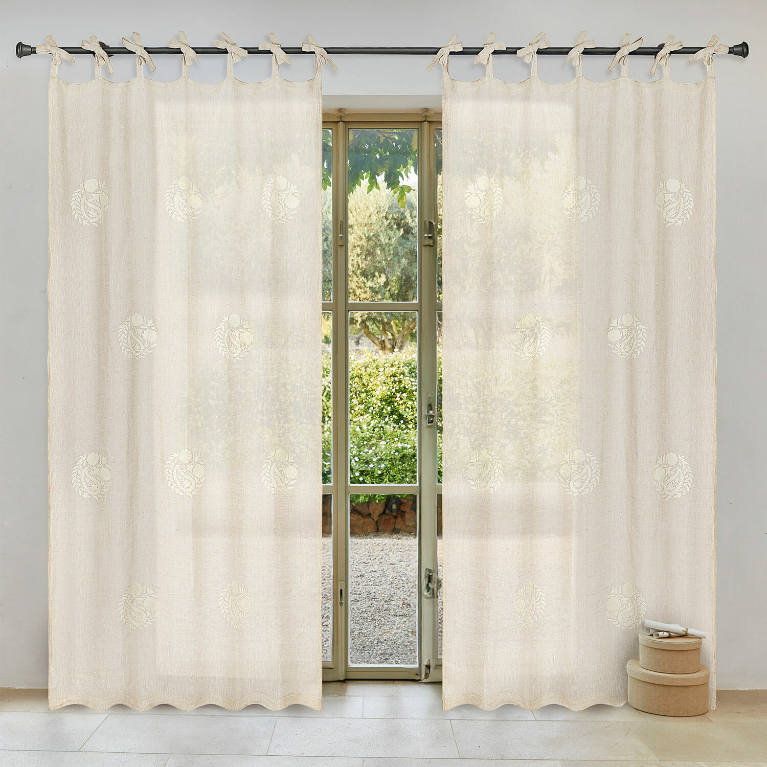Tenda Pivonar Tenda beige in cotone con ricamo delicato e nastri annodati, decorazione elegante per finestre