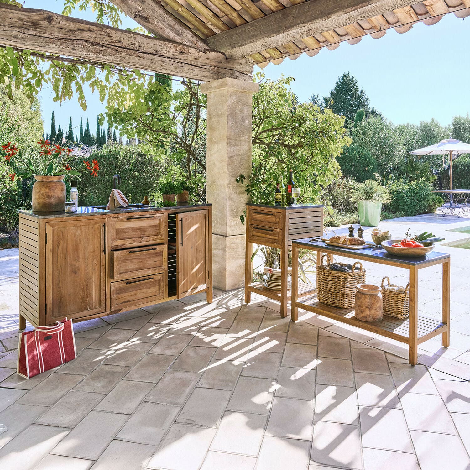 Set di 3 mobili da cucina per esterni Corviano Mobili da giardino in legno di teak naturale con piano in pietra, perfetti per cucina esterna