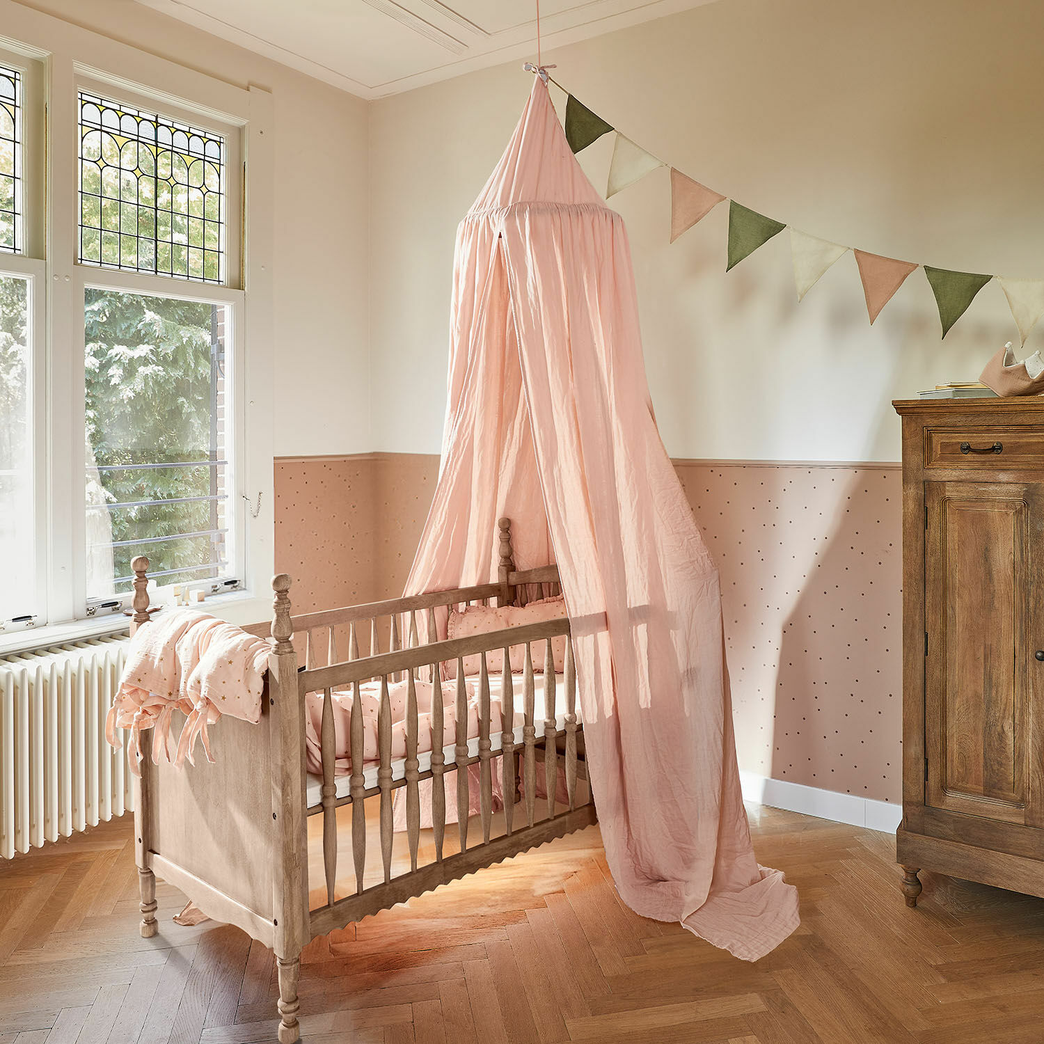 Lettino per neonati Merveillon Lettino in legno con baldacchino rosa e biancheria coordinata in camera per bambini dai toni pastello
