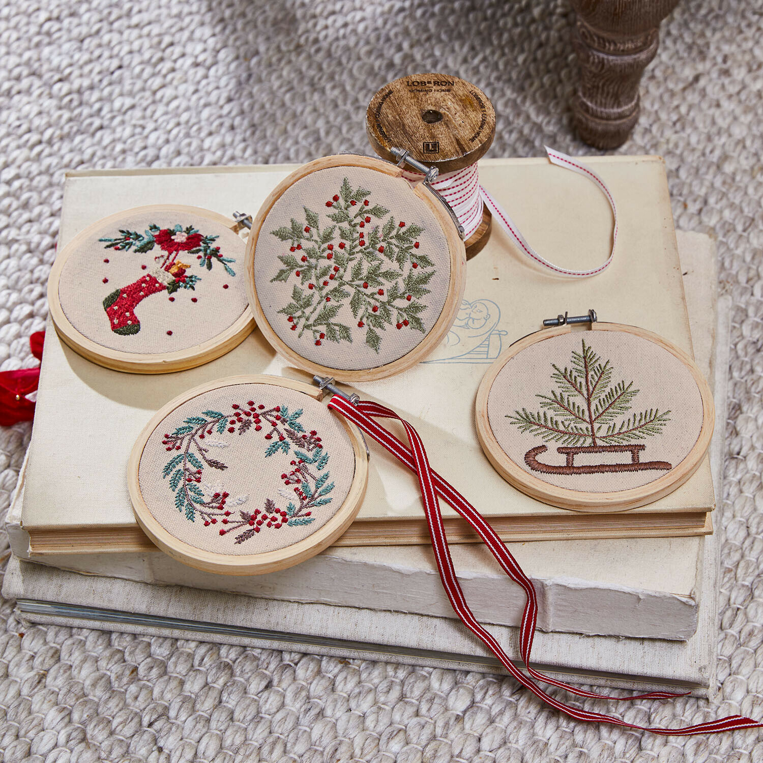 Set di 4 ciondoli Seravas Quattro decorazioni natalizie ricamate con motivi vegetali su tessuto beige con cornice in legno