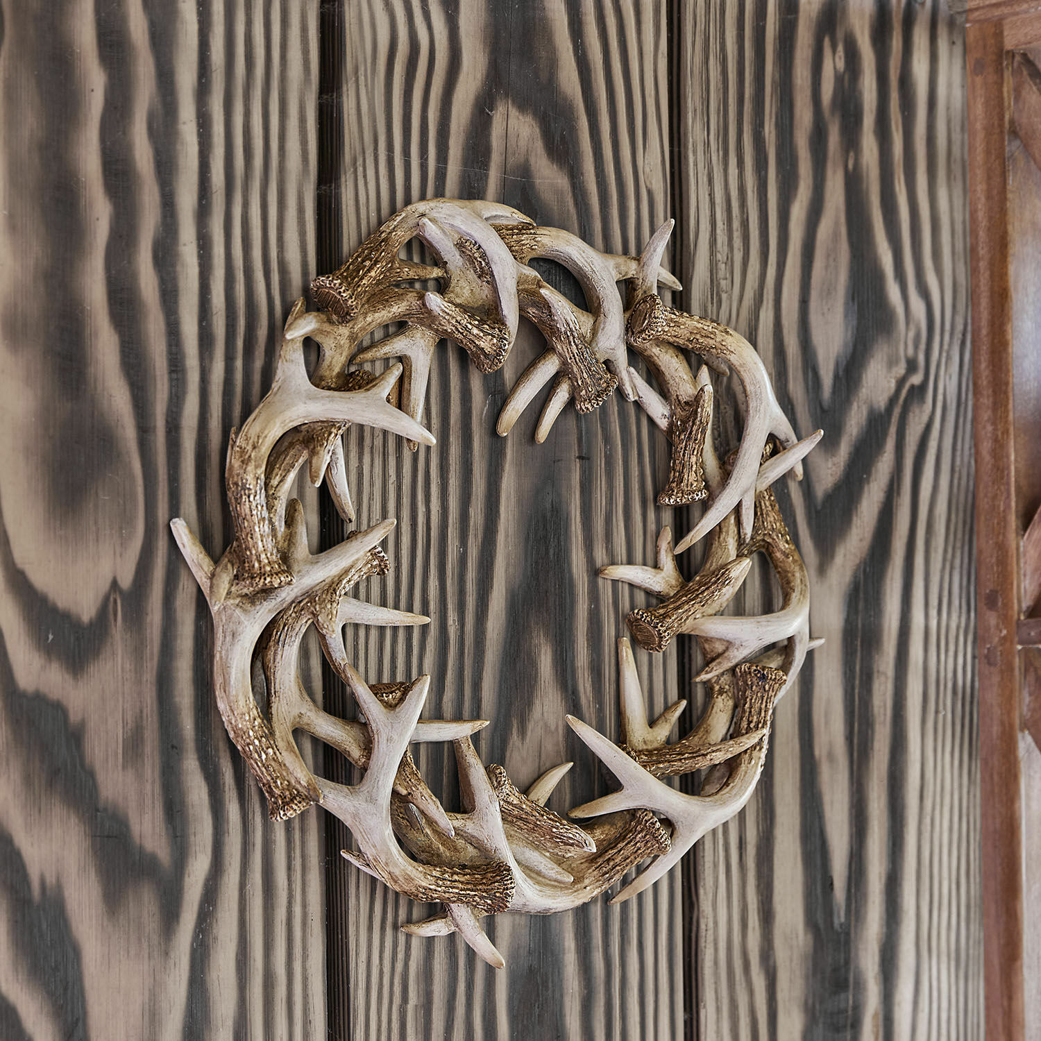 Ghirlanda Inglewood Corona decorativa in imitazione corna colore naturale su sfondo in legno, decorazione rustica da parete