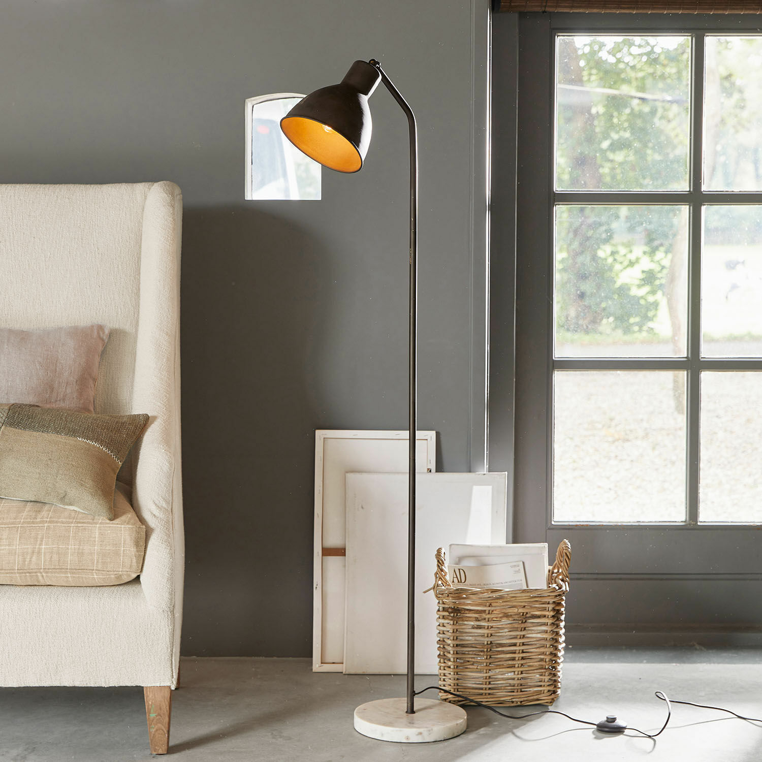 Lampada a stelo Mockville Lampada da terra in metallo nero con base in marmo bianco, design moderno per soggiorno