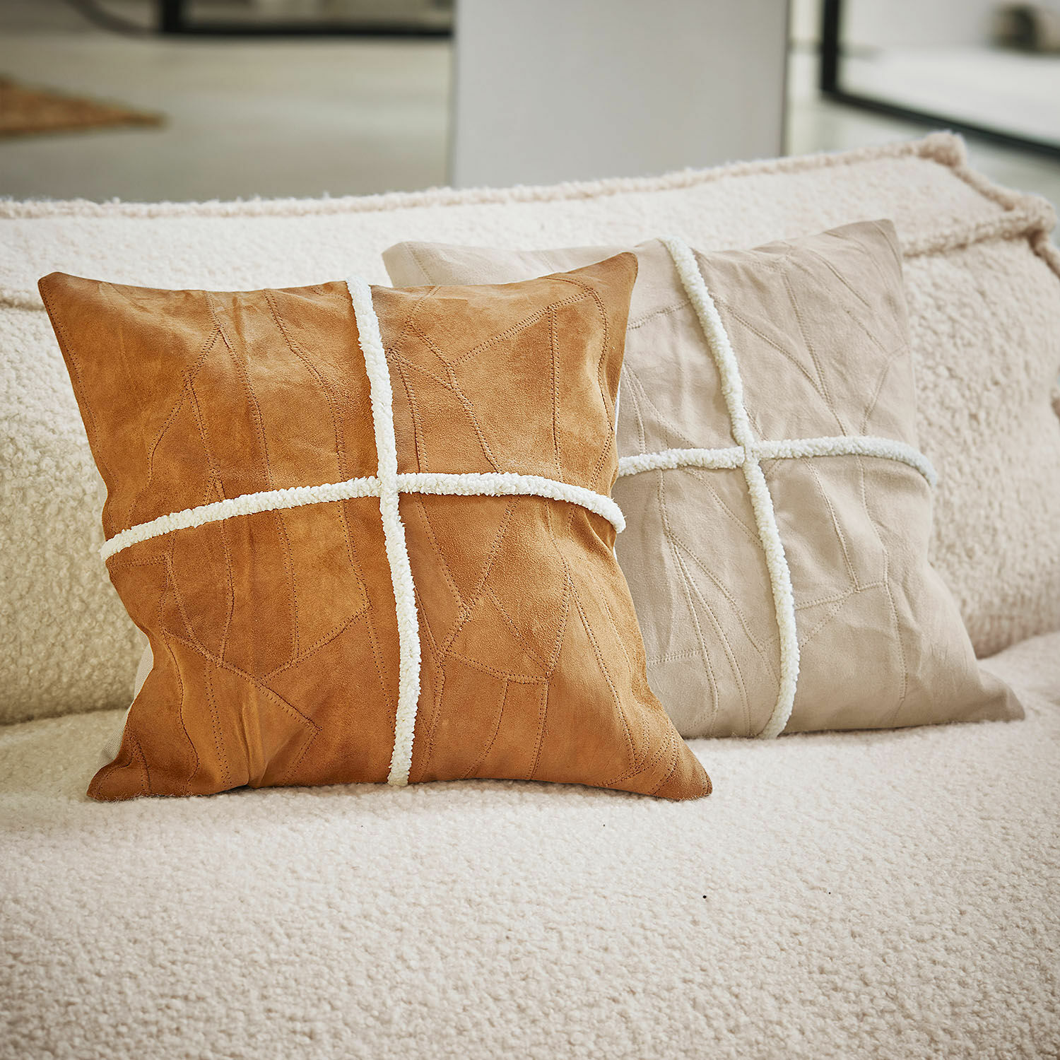 Coppia di copricuscini Raminya Due cuscini decorativi in pelle scamosciata marrone e beige con strisce bianche su un divano