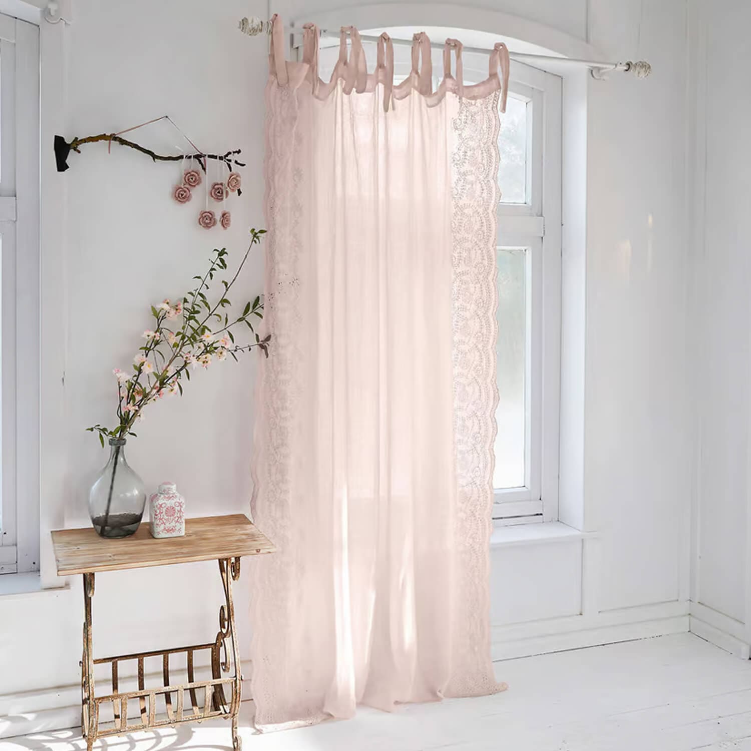 Tenda rosa chiaro in tessuto leggero con bordo in pizzo e laccetti, decorazione elegante per finestre