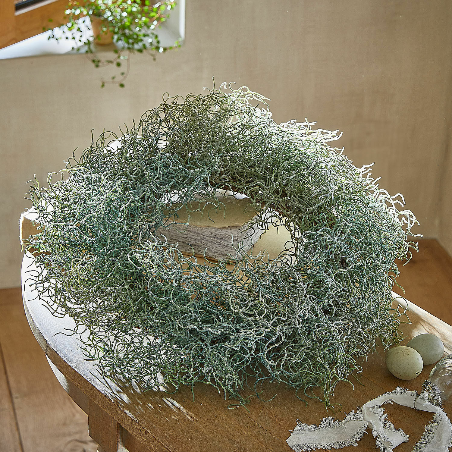 Ghirlanda Yuliven Corona decorativa in muschio verde su tavolo in legno, ornamento naturale per interni