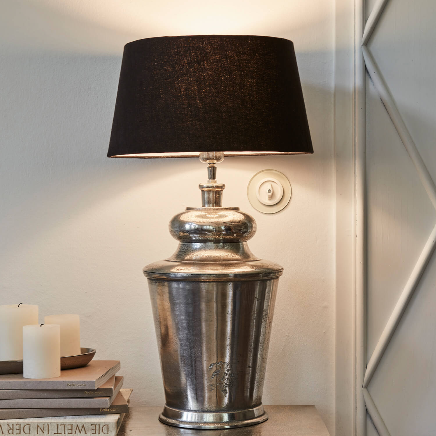 Lampada da tavolo con base in metallo argentato e paralume nero, illuminazione decorativa per interni