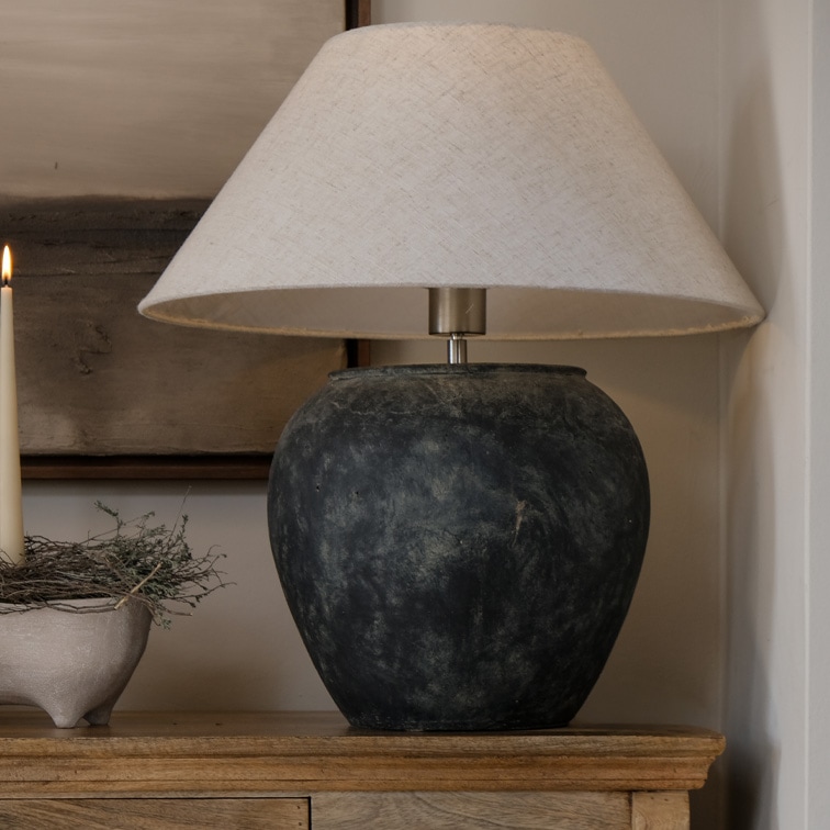 Lampada da tavolo con base in ceramica nera e paralume beige, decorazione d'interni, illuminazione soggiorno