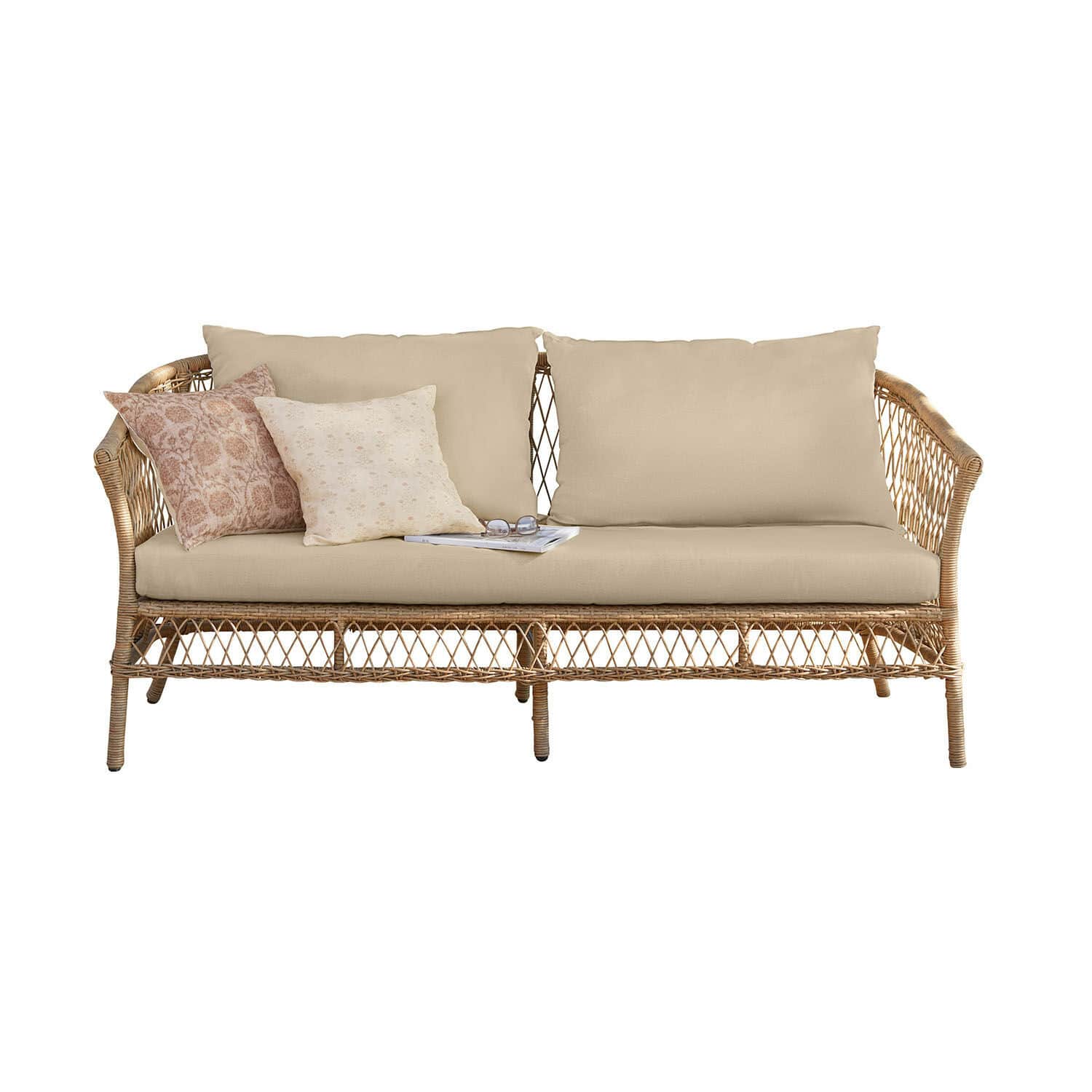 Divano Farington Divano in rattan con cuscini beige e cuscini decorativi in tonalità pastello delicate