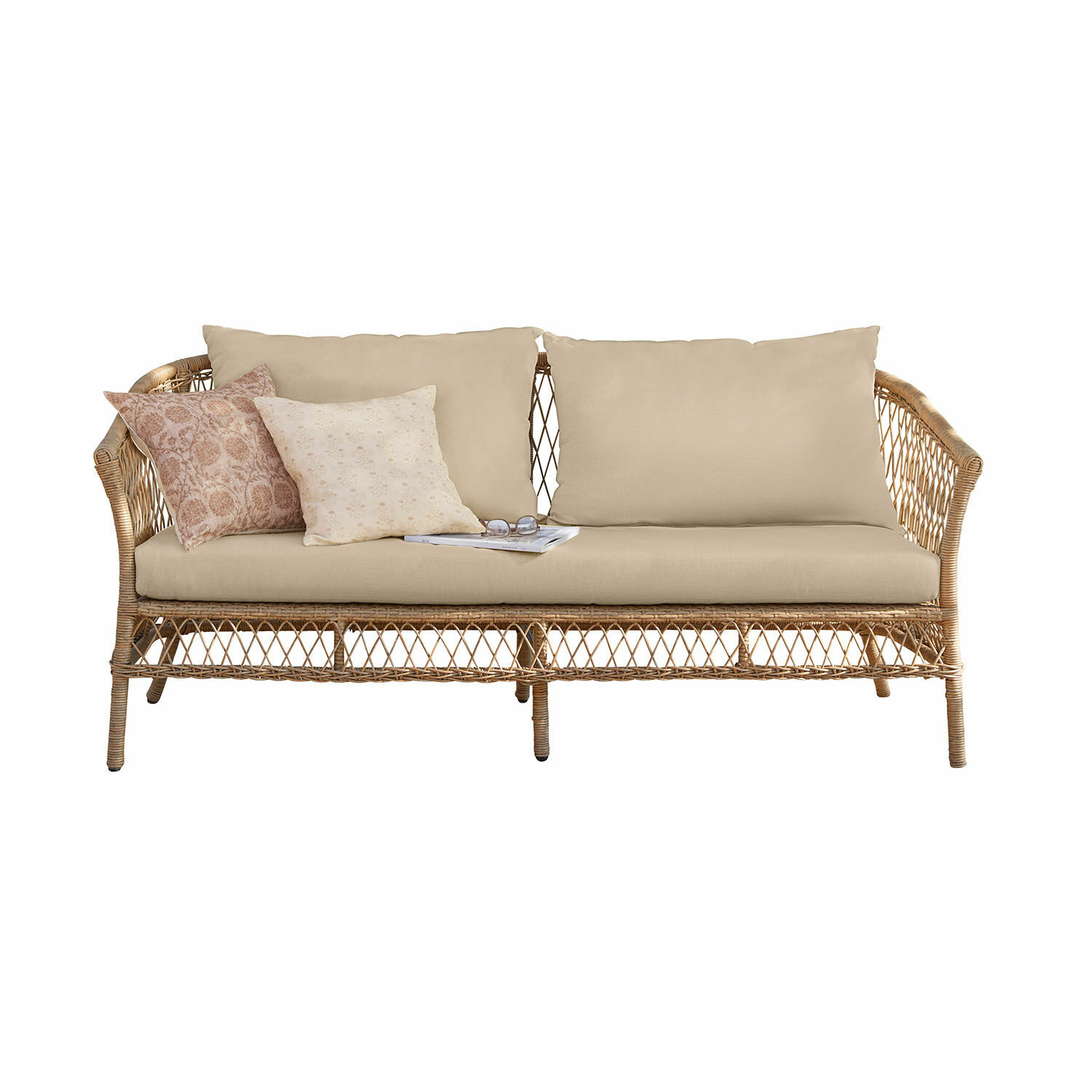 Divano Farington Divano in rattan con cuscini beige e cuscini decorativi in tonalità pastello delicate