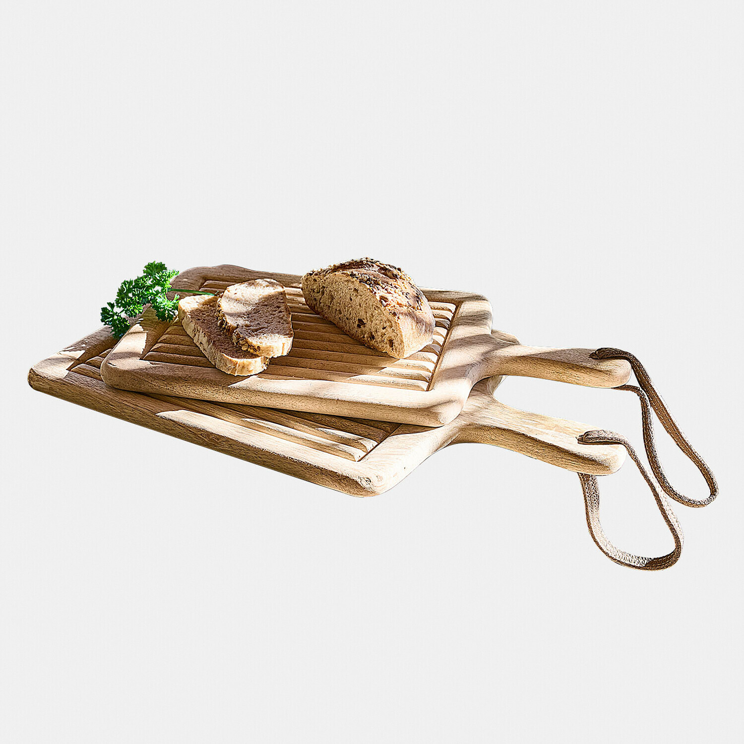 Coppia di taglieri Vianzo Taglieri in legno naturale con manici e lacci in pelle, pane affettato e prezzemolo fresco sopra, colore naturale