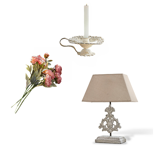 Set decorativo stile francese con portacandela in metallo bianco, fiori rosa e lampada con paralume beige