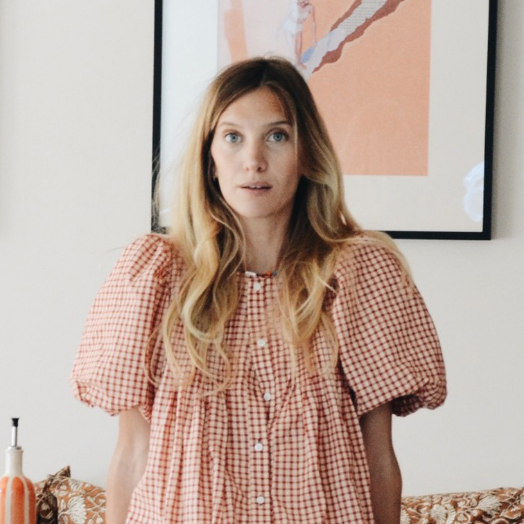 Donna con camicetta ampia a quadri rossi e bianchi, stile casual moderno