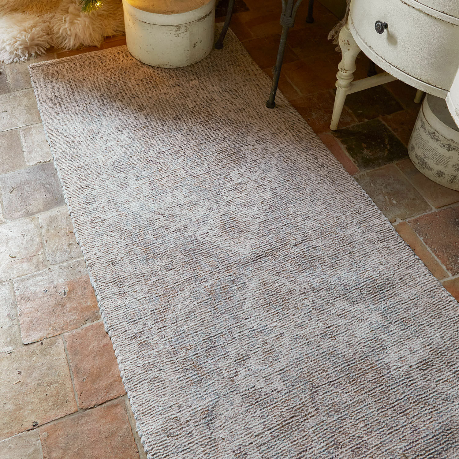 Passatoia Galavira Tappeto beige con motivo delicato su pavimento rustico, decorazione d'interni e tessile per la casa