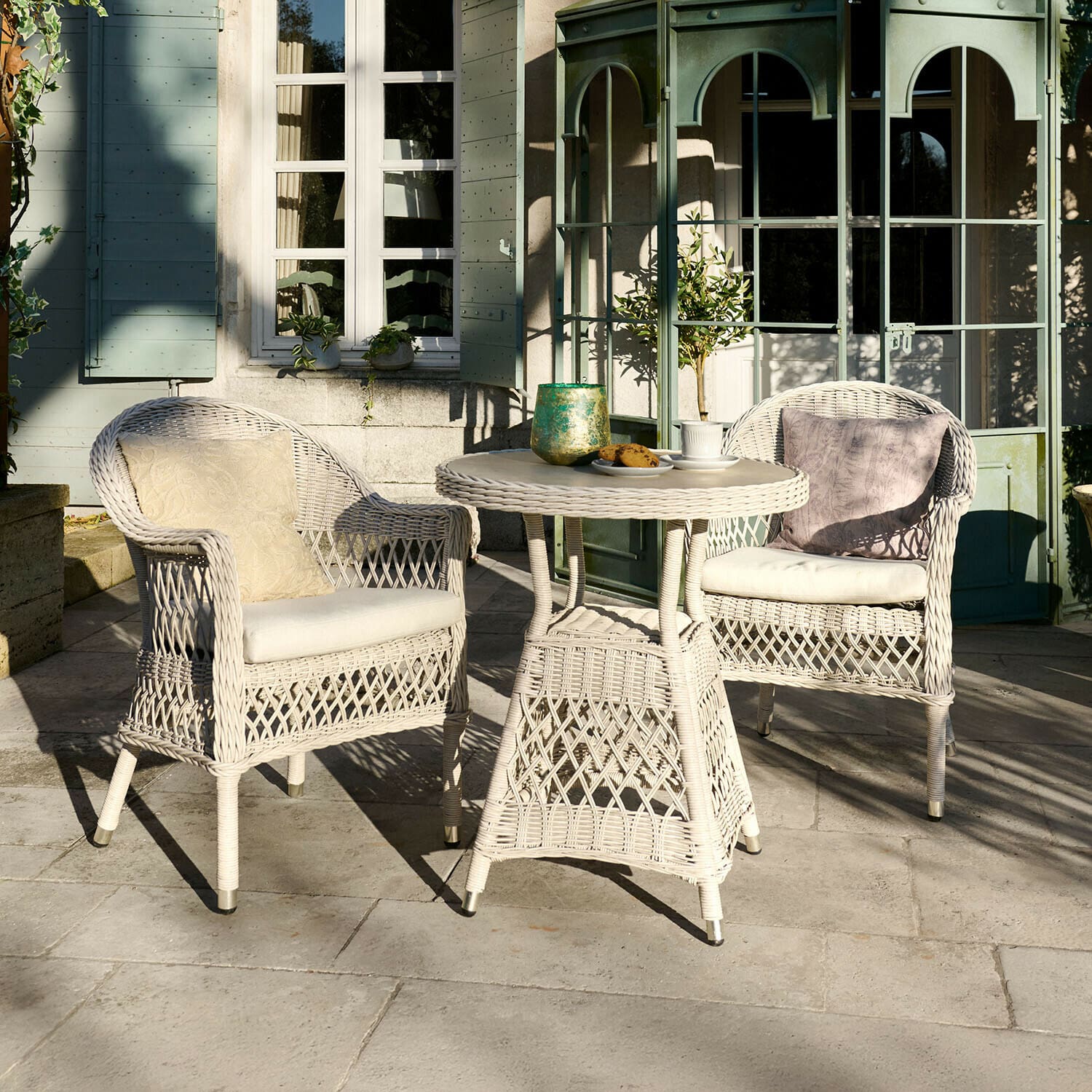 Set tavolo e sedie Solavine Set di mobili da giardino in rattan bianco con cuscini, tavolo rotondo e due poltrone su terrazza