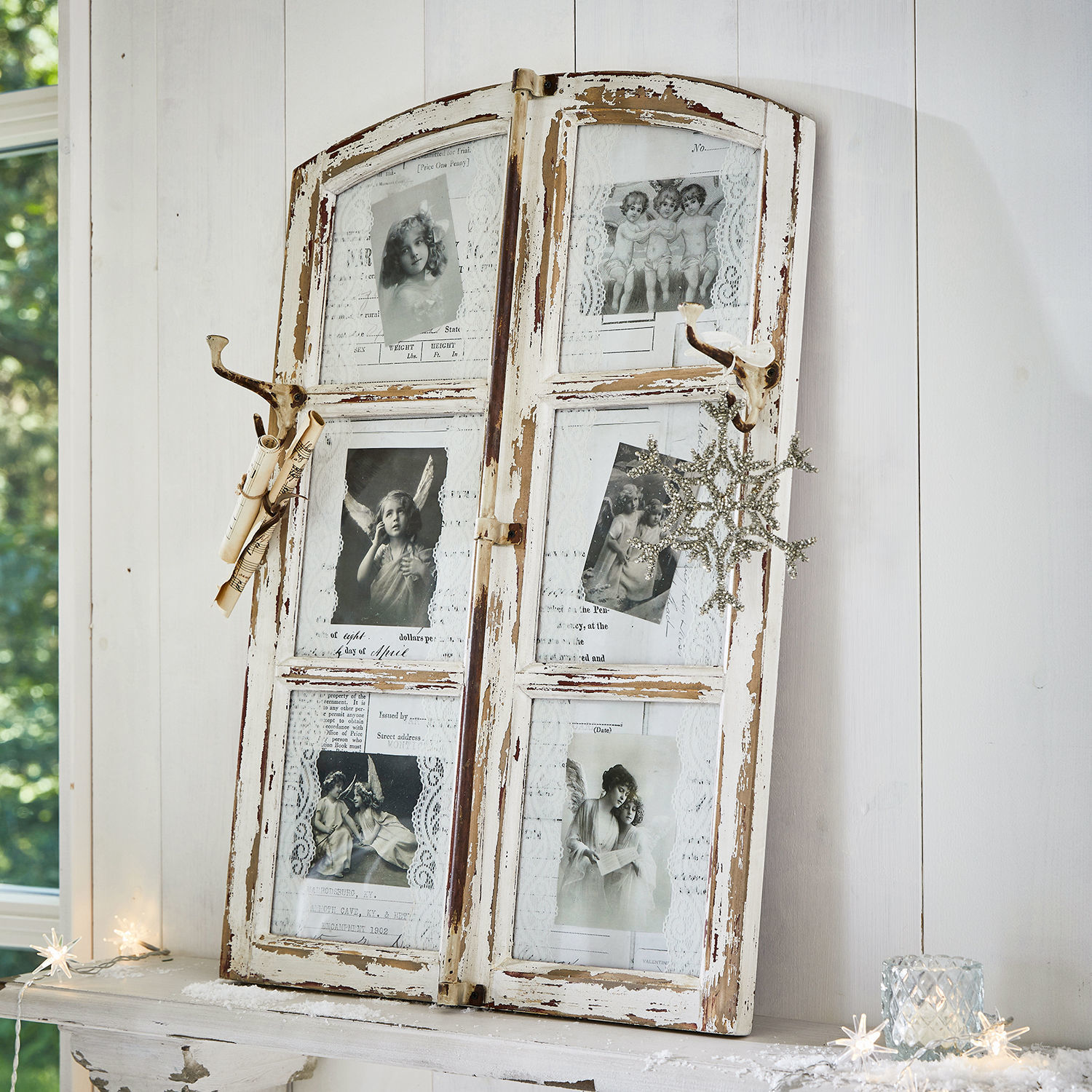 Pannello decorativo Armindo Cornice per foto rustica in legno con vernice bianca invecchiata e ganci metallici per decorazione da parete