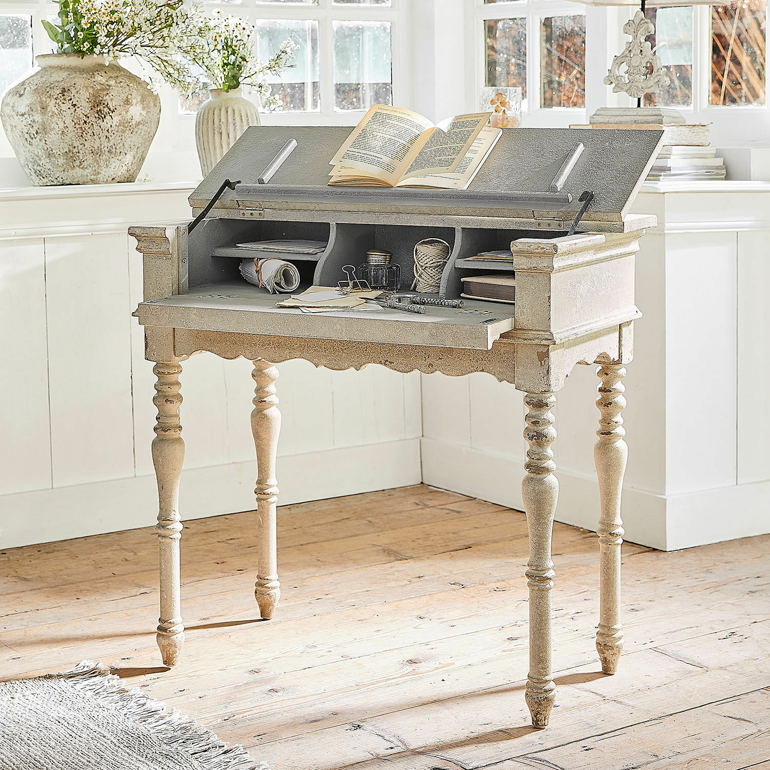 Consolle Arterton Scrivania vintage in legno beige chiaro con piano apribile e scomparti per documenti in stanza luminosa