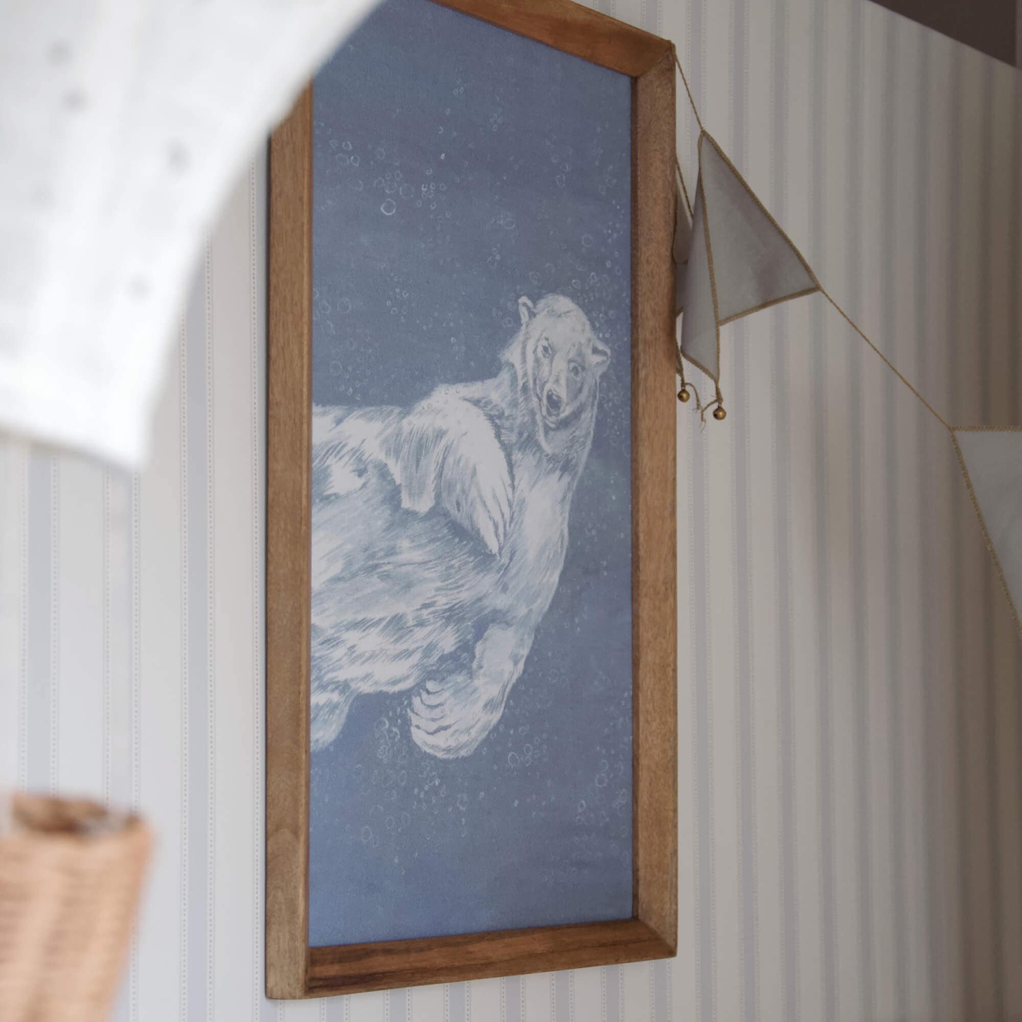 Quadro con orso polare bianco su sfondo blu in cornice di legno, decorazione per cameretta