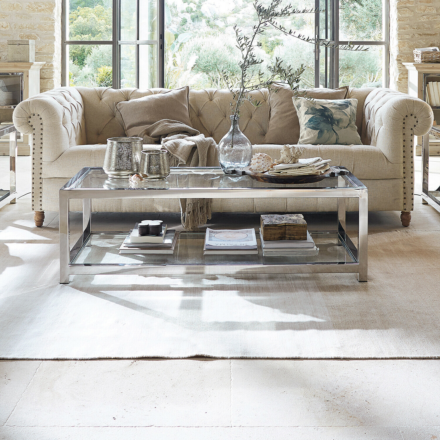 Tavolino da salotto Clayton Tavolino moderno in vetro e metallo argento in soggiorno luminoso con divano beige