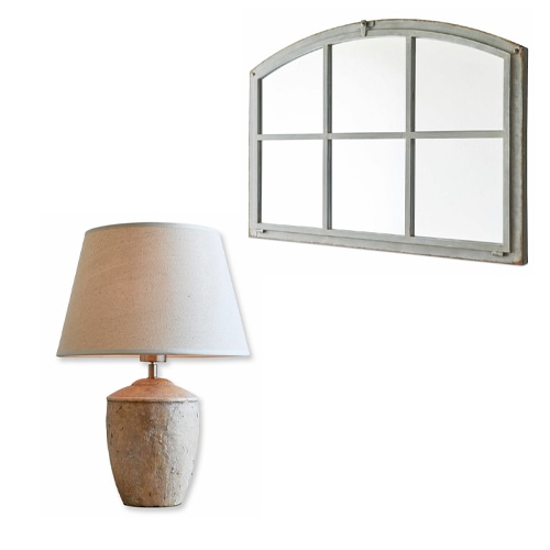 Lampada da tavolo con paralume beige e base in ceramica, specchio finestra grigio con cornice metallica
