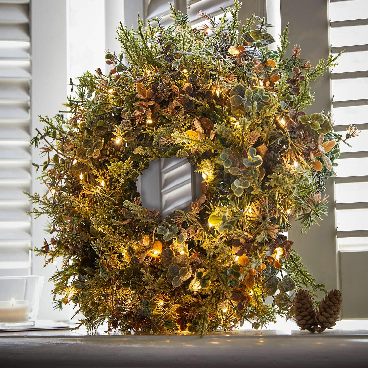 Ghirlanda Nell Corona decorativa con foglie verdi e marroni con luci LED soffuse per decorazioni festive