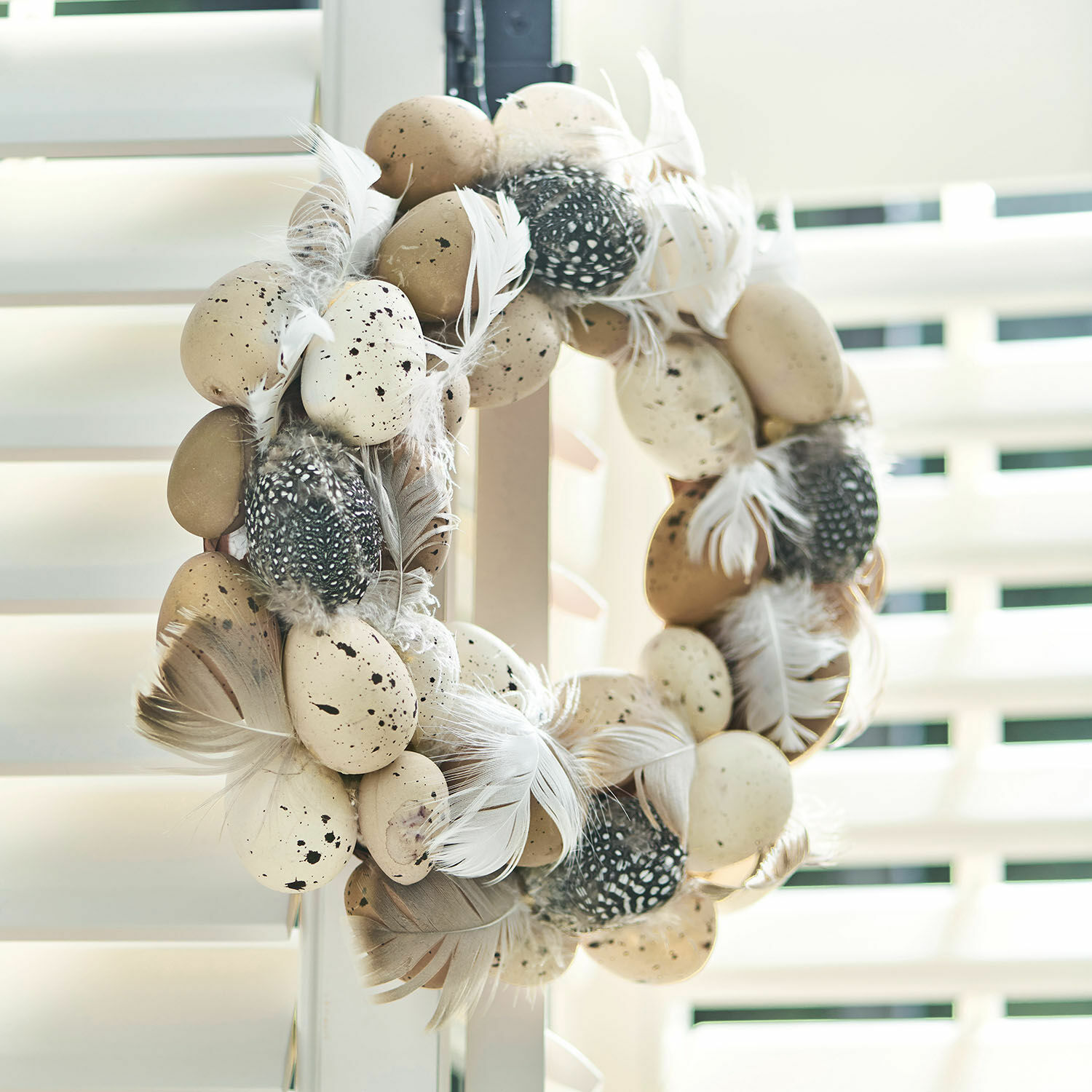 Ghirlanda di uova Harera Corona decorativa con piume beige e nere e uova finte per decorazioni primaverili
