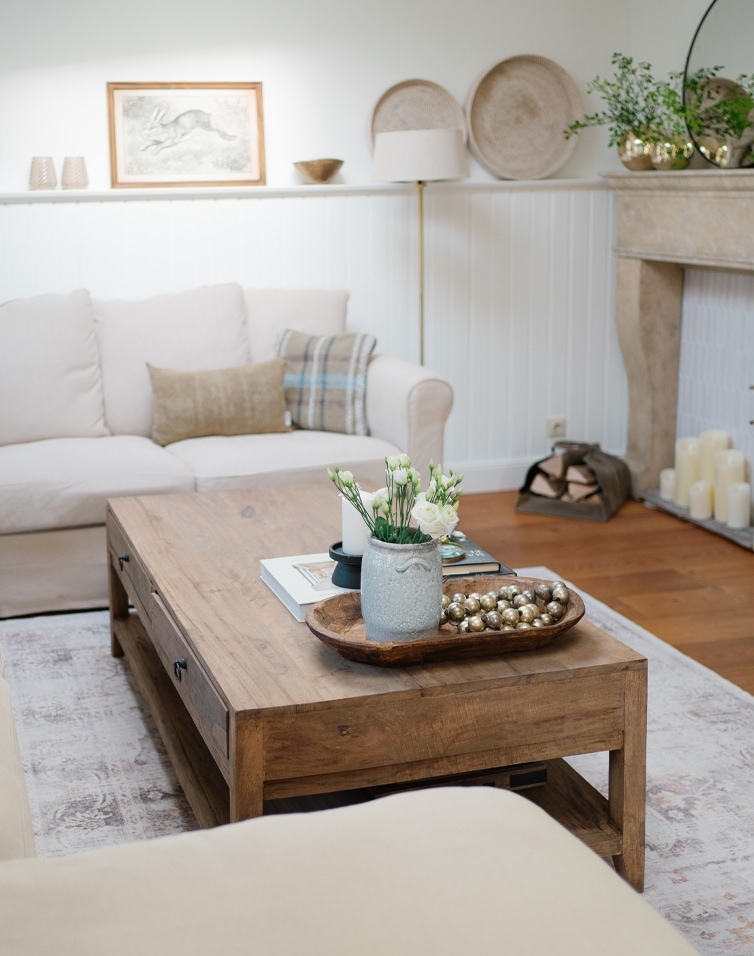 Soggiorno con tavolino in legno e divano beige, decorazioni in stile scandinavo