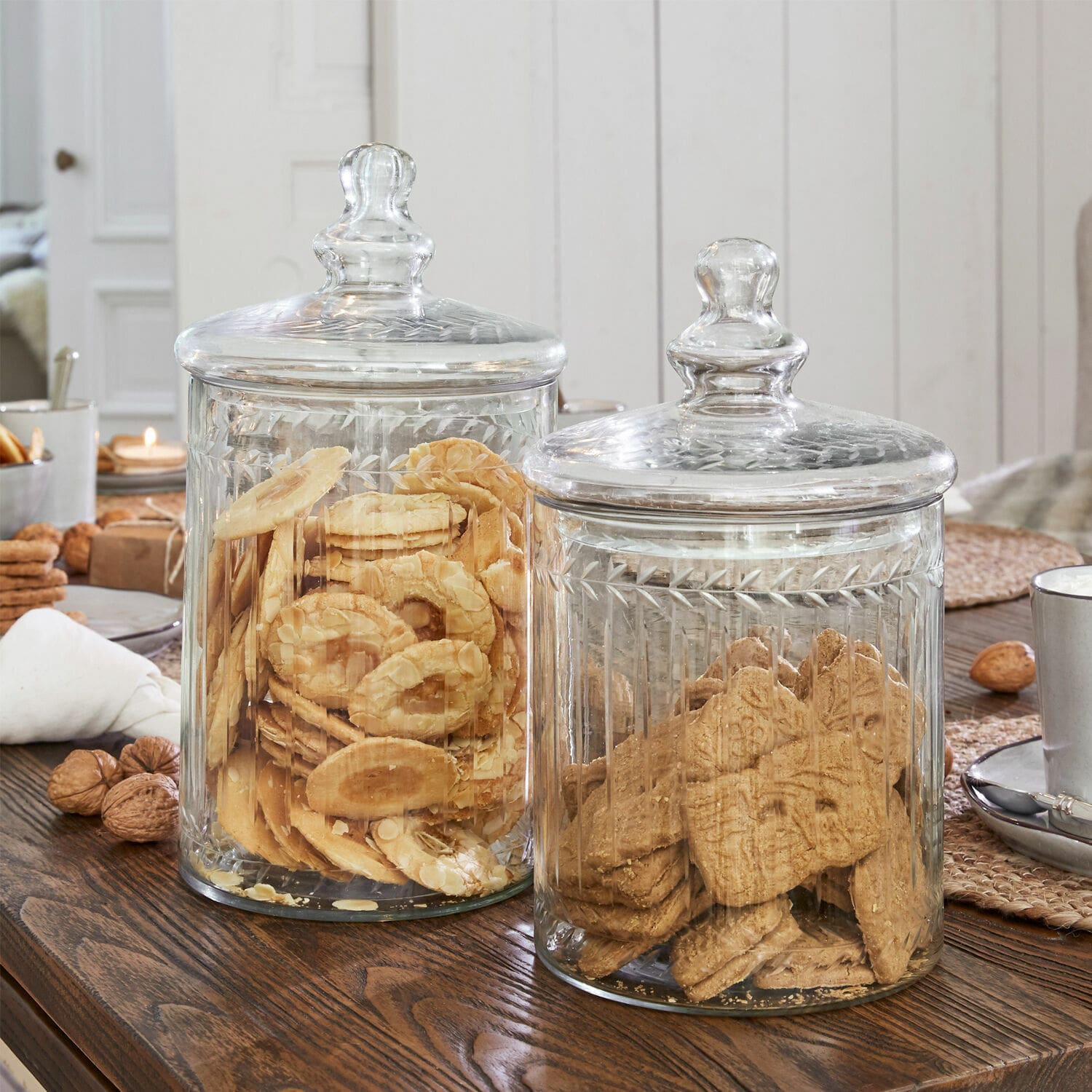 Coppia di barattoli di vetro Maledisant Contenitori in vetro trasparente con coperchi pieni di biscotti su tavolo in legno rustico