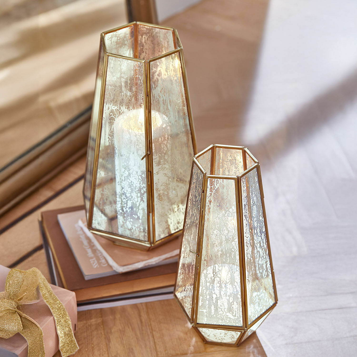 Coppia di lanterne Mouniza Set di due lanterne in vetro e ottone dorato con effetto specchio invecchiato, decorazione per interni