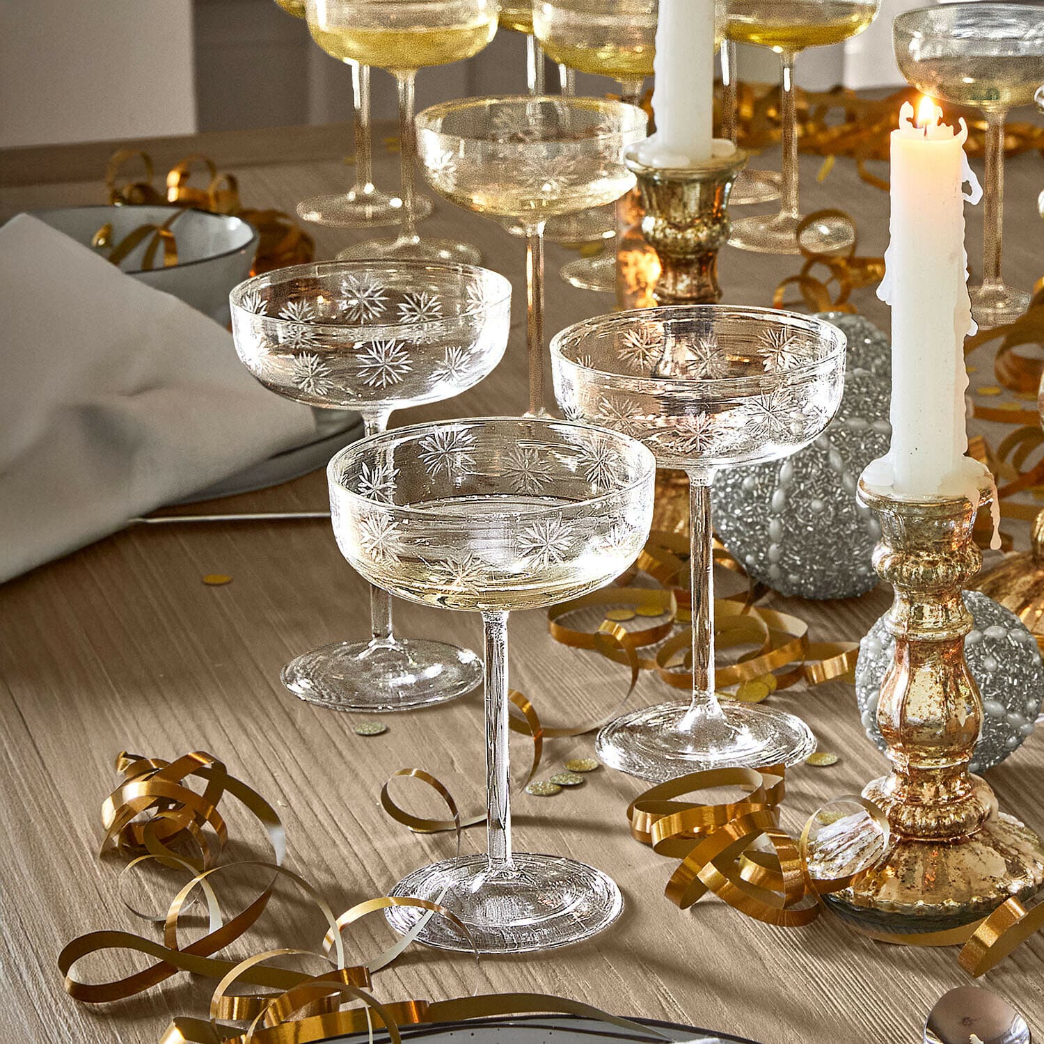 Set di 6 bicchieri Haverly Bicchieri da champagne in vetro con motivo a stelle inciso su tavolo in legno con decorazioni