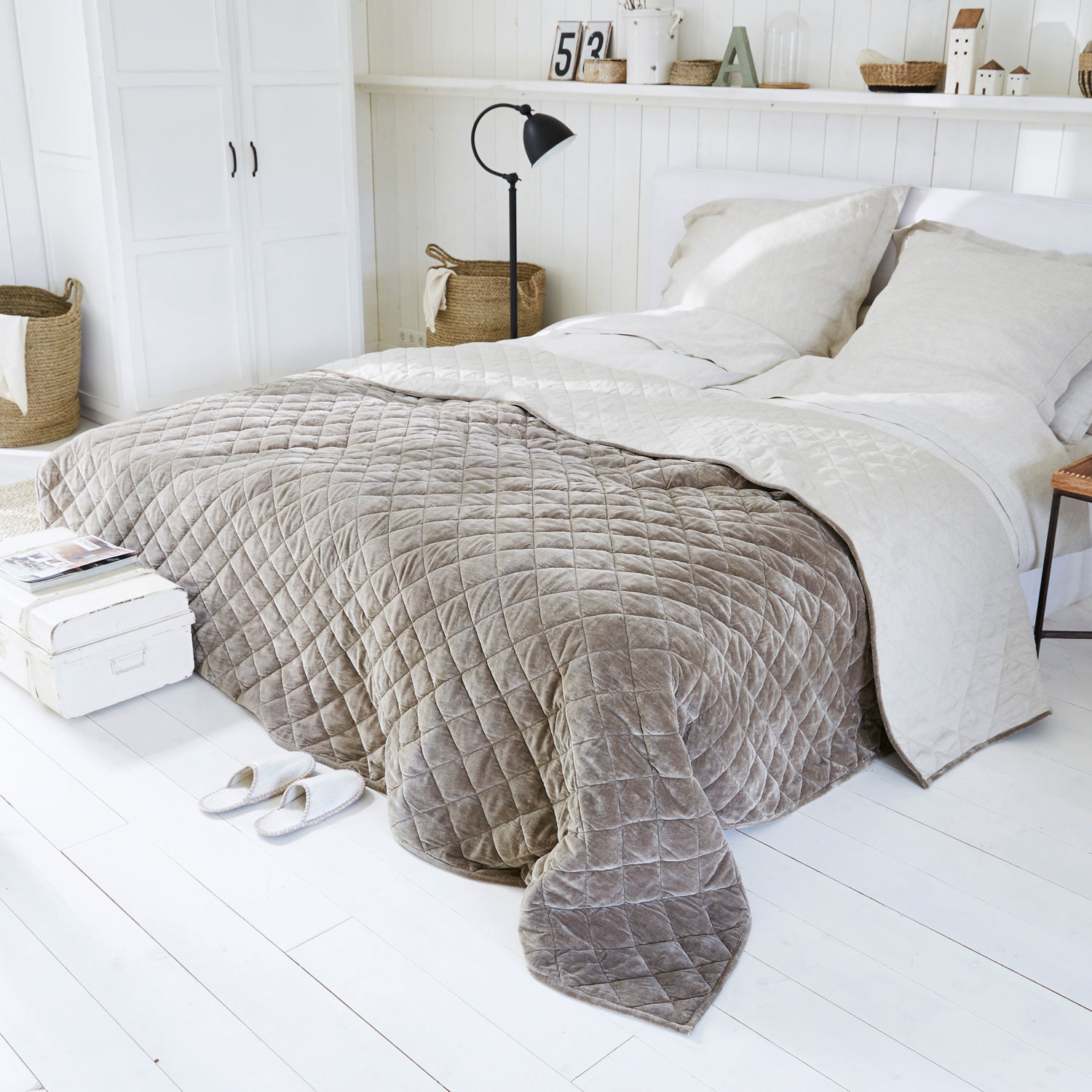 Trapunta Verdier Coperta trapuntata beige e grigia in tessuto morbido, decorazione accogliente per la camera da letto
