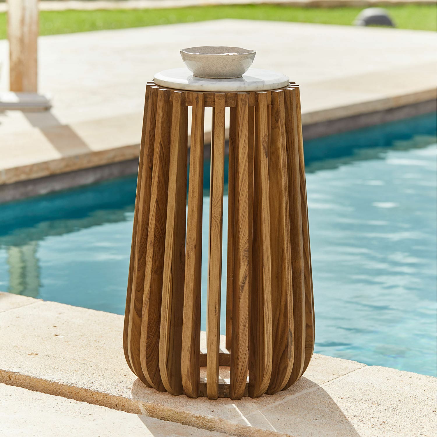 Tavolino di complemento Urbeline Tavolino in legno di teak con piano in marmo bianco, ideale per terrazza o bordo piscina