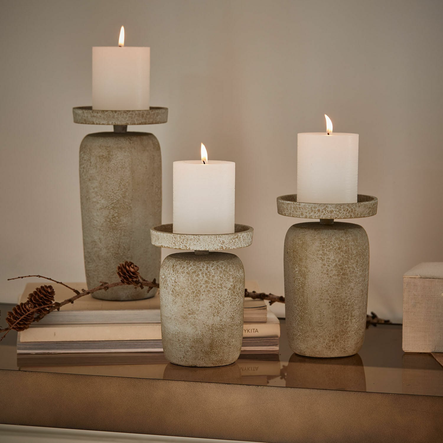 Set di 3 portacandele Amsley Set di tre portacandele in pietra beige con candele bianche, decorazione per interni