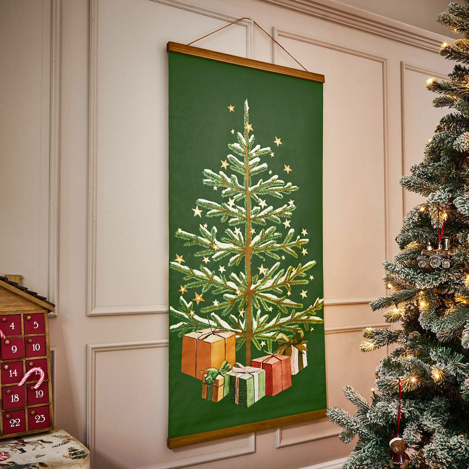 Quadro con LED Naluma Poster natalizio verde con albero di Natale e regali, decorazione festiva per la casa, tema tradizionale