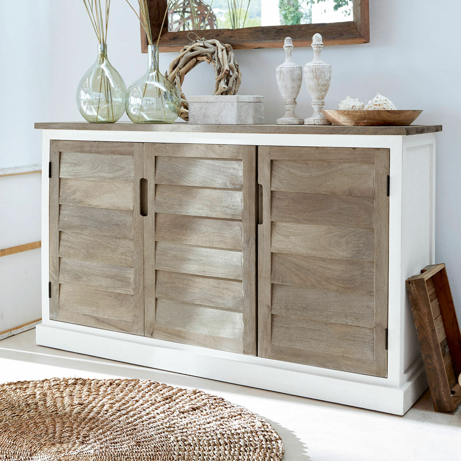 Credenza bassa Frapelle Credenza in legno di mango bianco e naturale con decorazioni e tappeto rotondo in juta