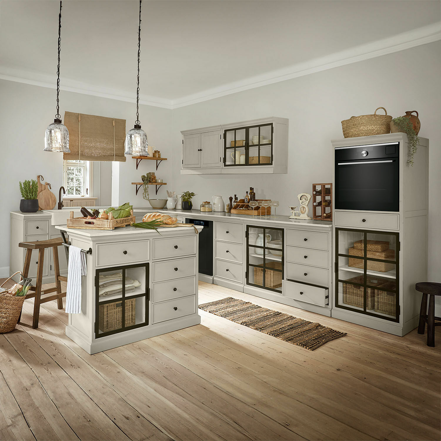 Set di 5 mobili da cucina Orlévine Cucina rustica con mobili in legno grigio e isola centrale su pavimento chiaro in legno