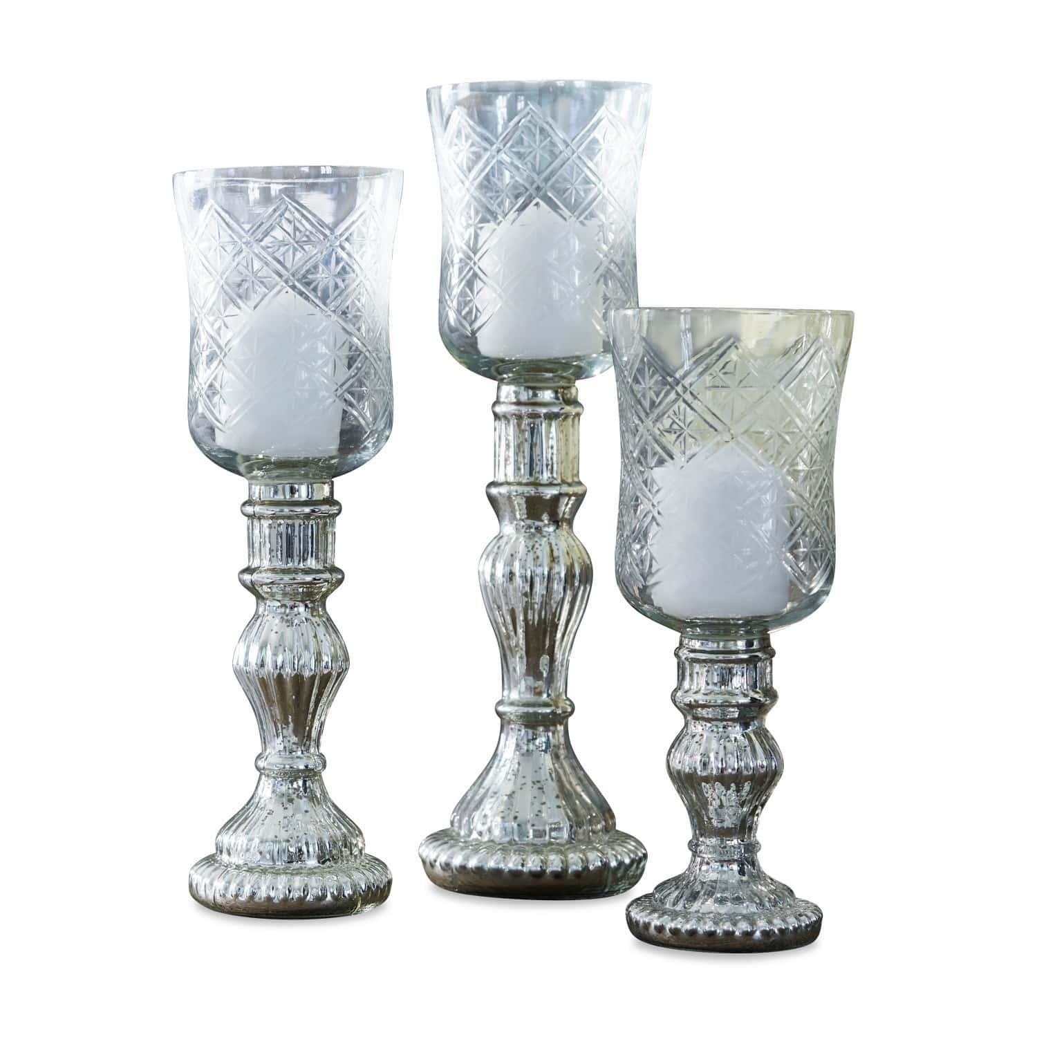 Set di 3 portacandele Celestin Set di tre portacandele in vetro con candele bianche e base decorata color argento