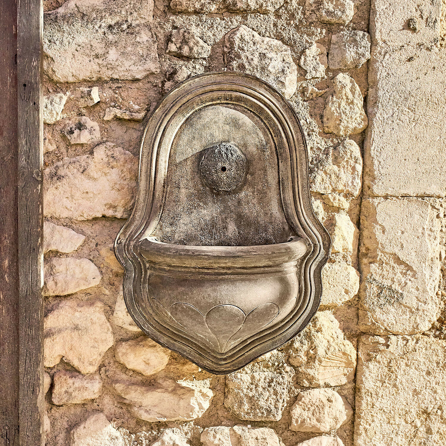 Fontana a muro Veliras Fontana da parete decorativa in pietra grigia su muro di pietra, decorazione da giardino esterno