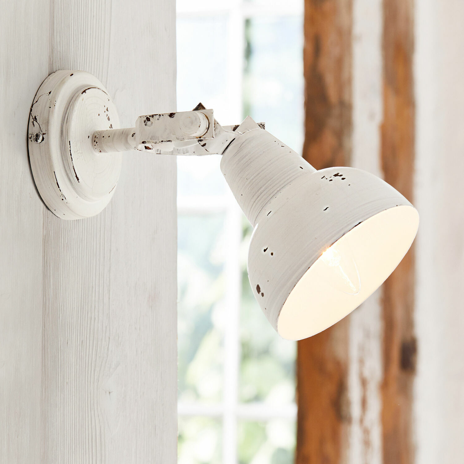 Lampada da parete Rieke Applique da parete in metallo bianco stile vintage con paralume regolabile, illuminazione rustica interna