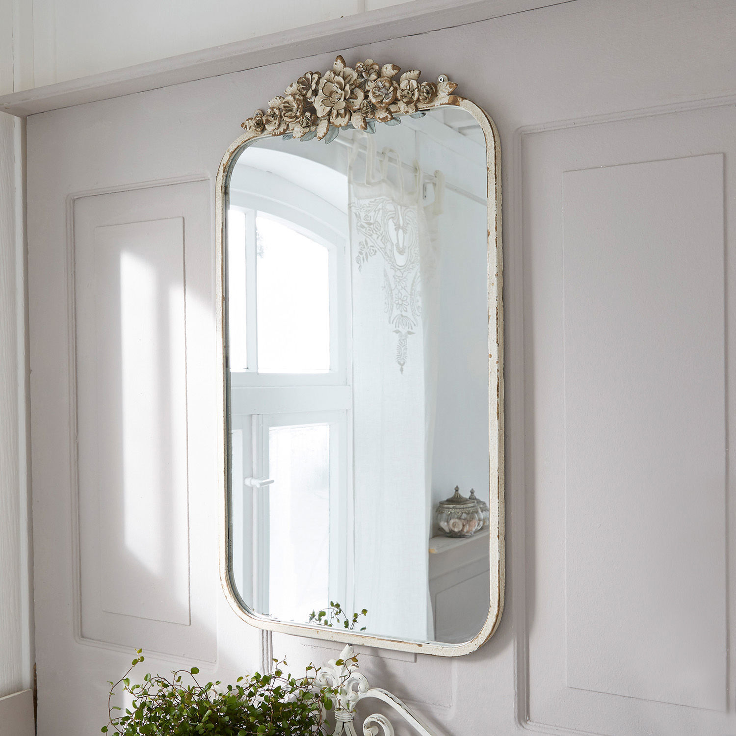Specchio Veilleures Specchio da parete decorativo con cornice bianca in stile shabby e ornamento floreale vintage