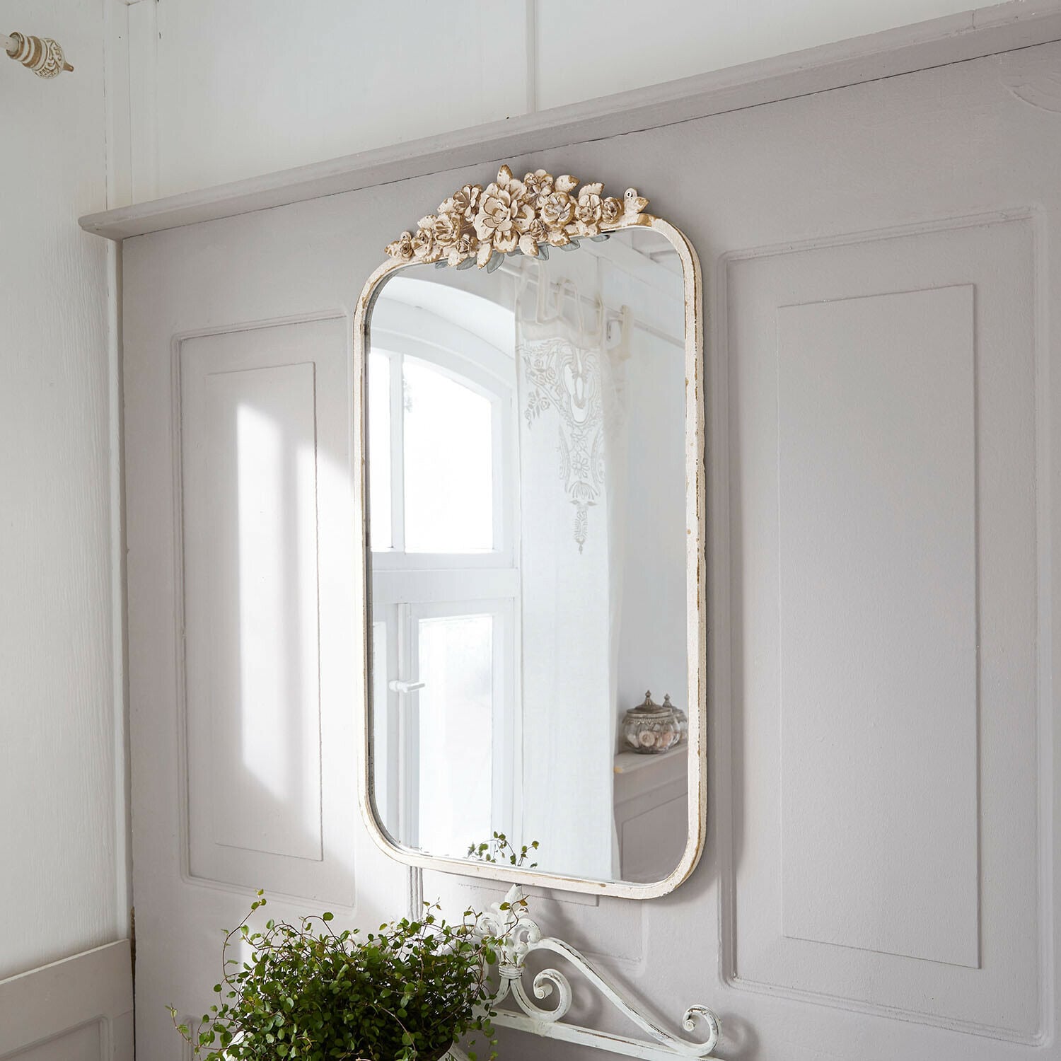 Specchio da parete decorativo con cornice bianca in stile shabby e ornamento floreale vintage