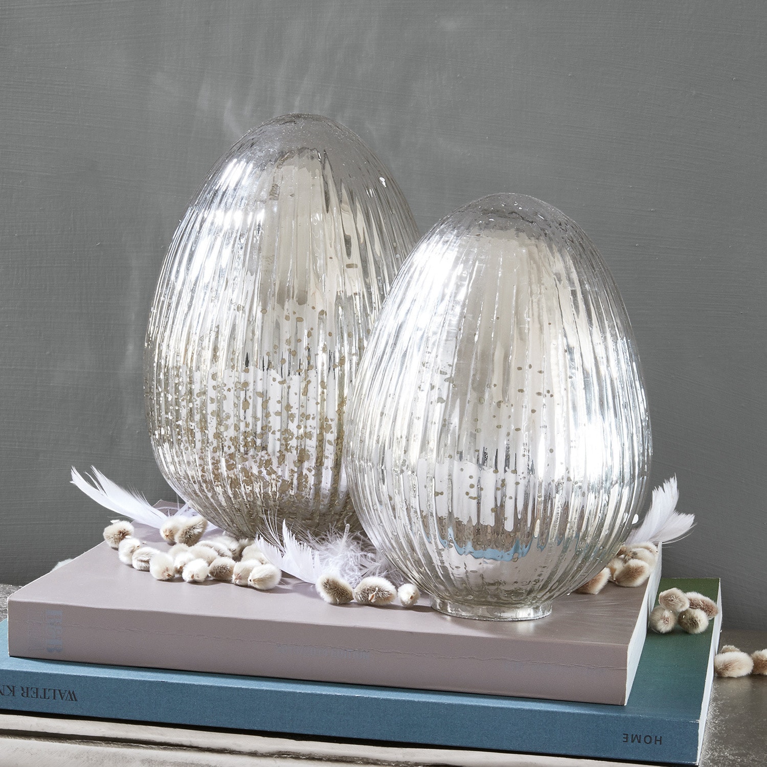 Coppia di uova di Pasqua Duvera Due portacandele decorativi in vetro argentato su libri, decorati con piume e amenti