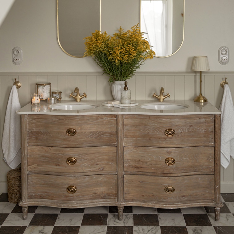Mobile bagno in legno con piano in marmo, doppio lavabo, rubinetti dorati e specchi ovali