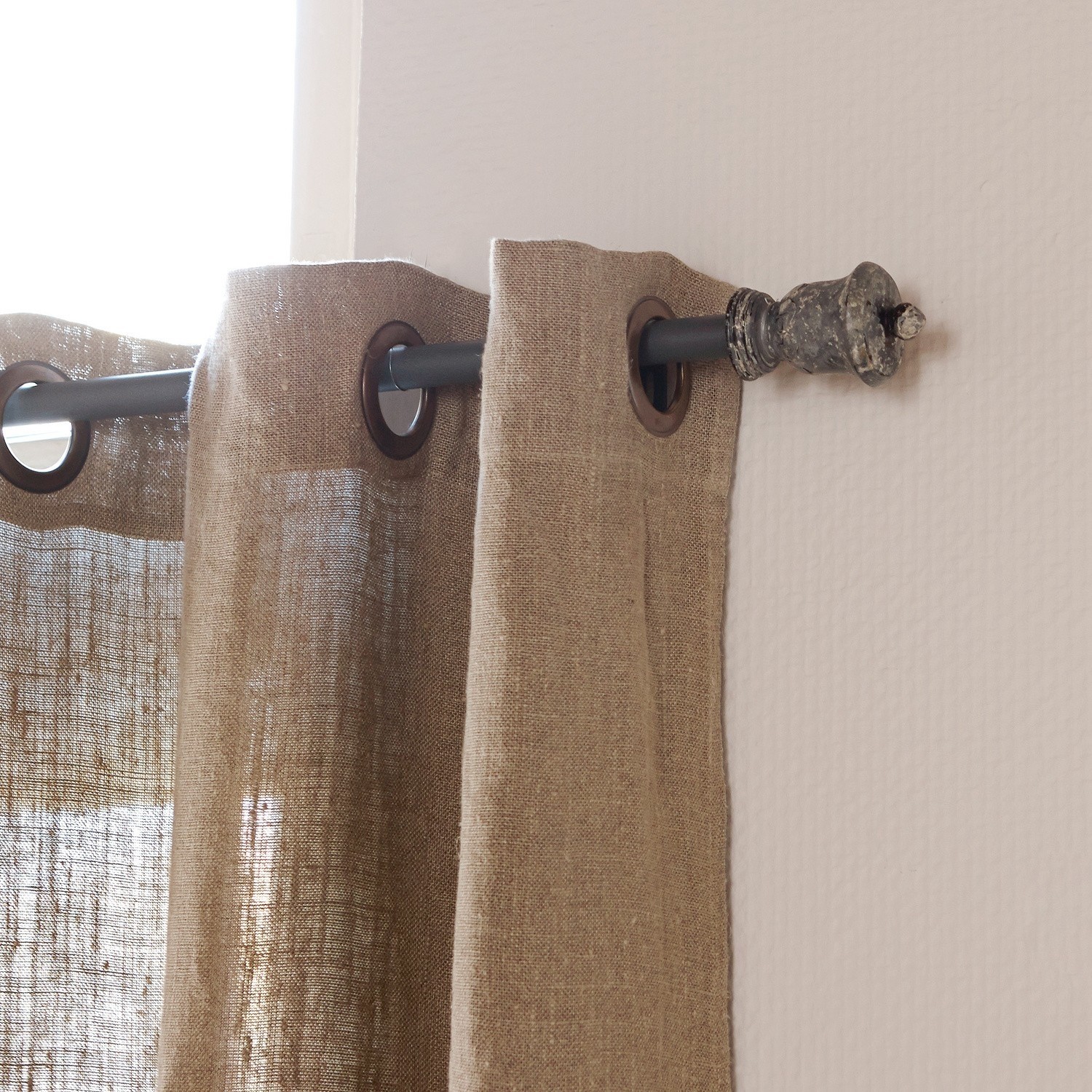 Bastone per tende Rachael Tenda beige in lino su asta metallica con terminale decorativo per decorazione finestra