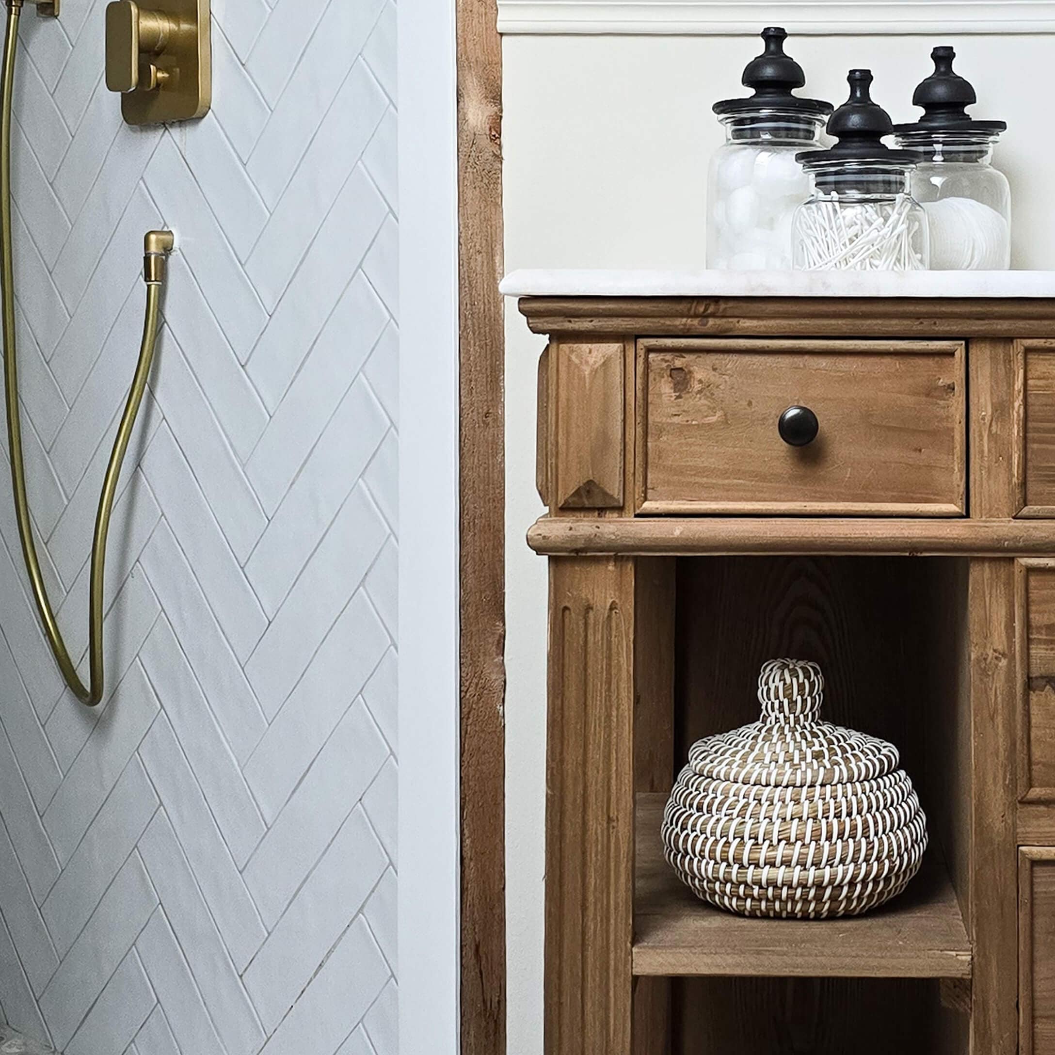 Mobile bagno rustico in legno con piano bianco e barattoli di vetro per accessori