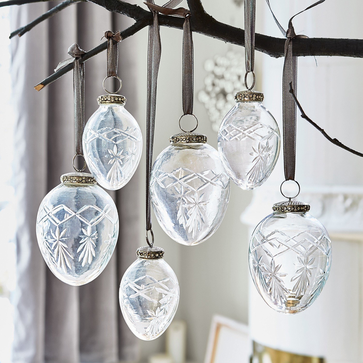Set di Natale da 6 pezzi Roncey Decorazioni in vetro trasparente con motivo inciso appese a nastri marroni per Natale
