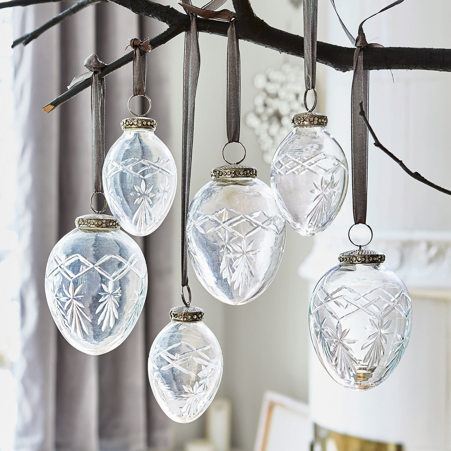 Set di Natale da 6 pezzi Roncey Decorazioni in vetro trasparente con motivo inciso appese a nastri marroni per Natale