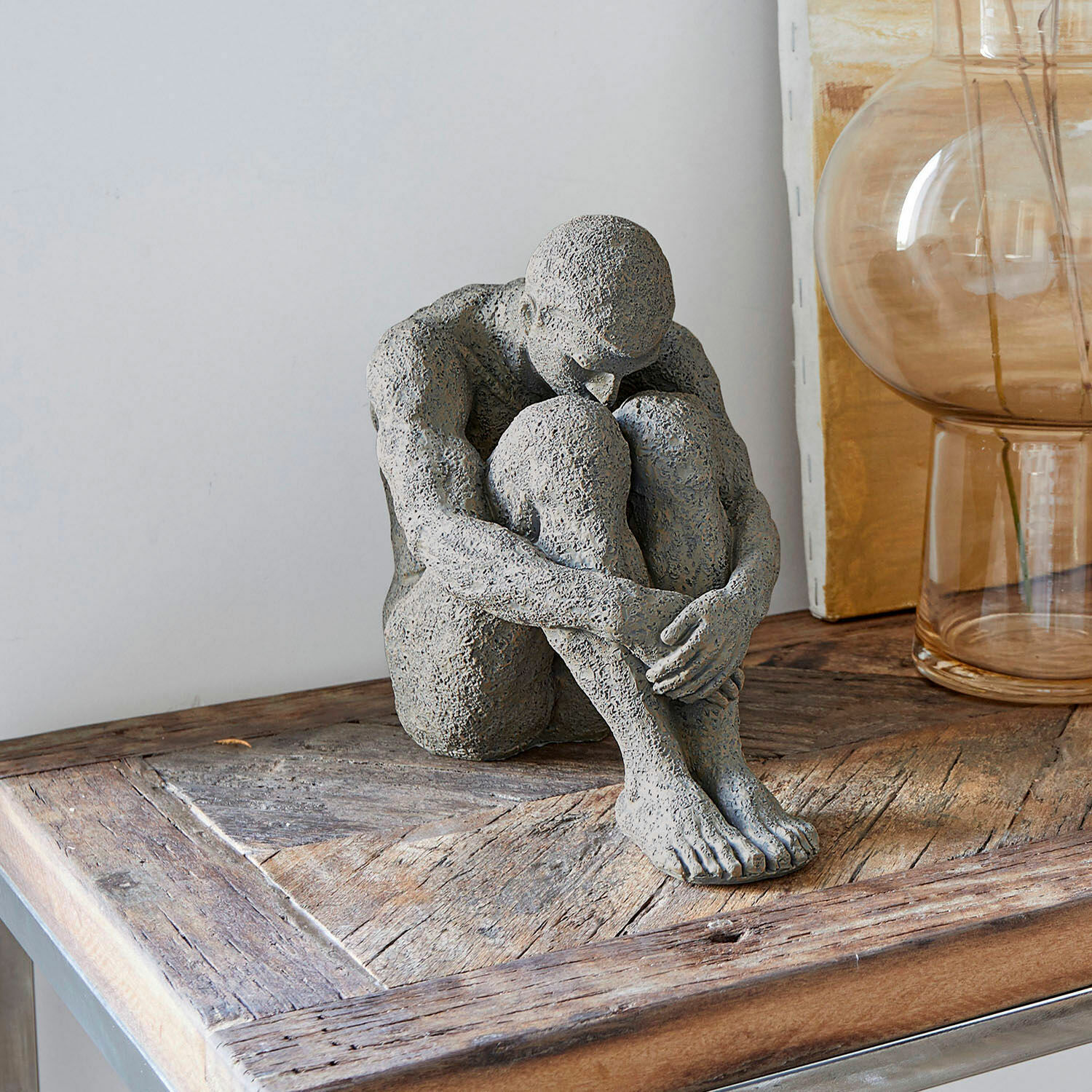 Statuina Antony Figura grigia in pietra di persona seduta su tavolo in legno, decorazione d'interni