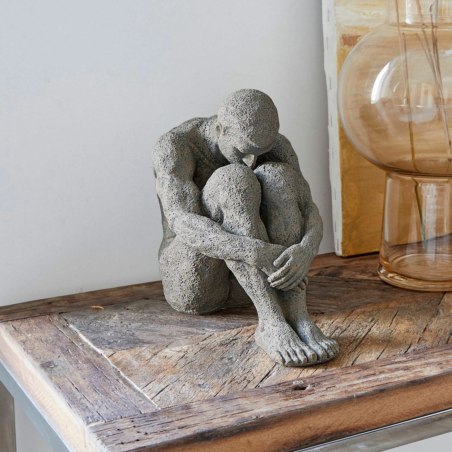 Statuina Antony Figura grigia in pietra di persona seduta su tavolo in legno, decorazione d'interni