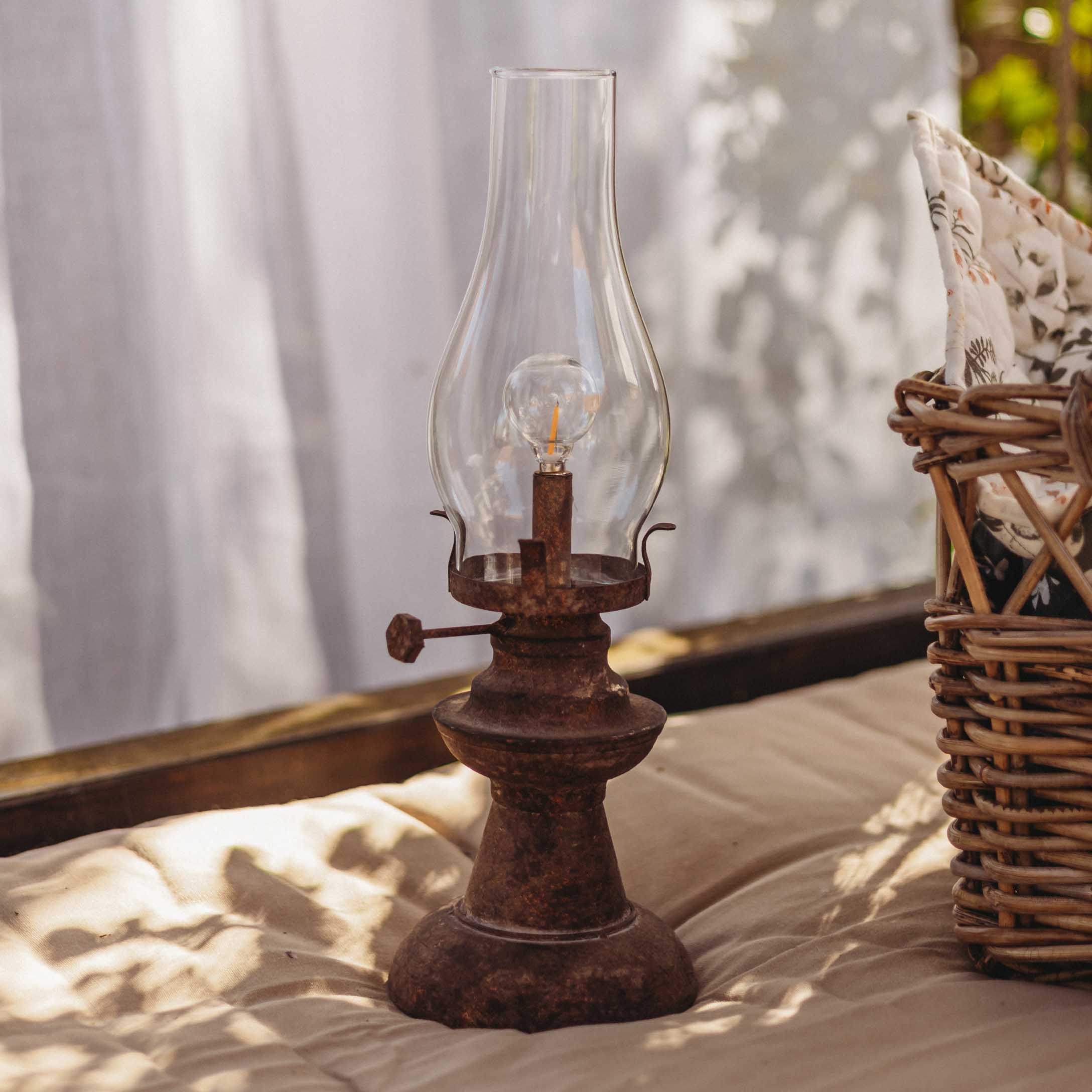 Lampada a olio in metallo rustico con paralume in vetro trasparente per decorazione d'interni